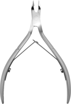 Srebrne cążki do skórek, otwarte, z widoczną sprężyną, na czarnym tle. Ręcznie szlifowane, niemiecka stal.