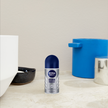 NIVEA MEN Silver Protect anty-perspirant roll-on w srebrnej butelce z niebieską nakrętką, widok z przodu.
