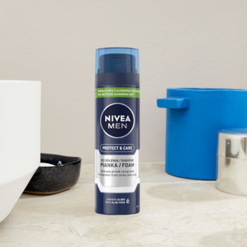 NIVEA MEN Protect & Care pianka do golenia w granatowej butelce z niebieskim korkiem, widok z przodu.