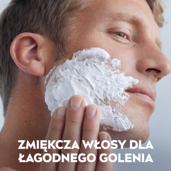 Mężczyzna z NIVEA MEN Sensitive Pianką do golenia nakłada białą piankę, zmiękczającą włosy do golenia.