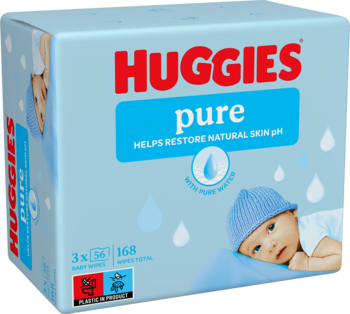 Niebieskie kartonowe opakowanie nawilżanych chusteczek Huggies Pure 99% wody, z grafiką dziecka. Widok z przodu pod kątem.