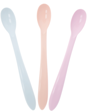Zestaw trzech długich łyżeczek dla niemowląt: błękitna, brzoskwiniowa i różowa, stojących, widok z przodu.