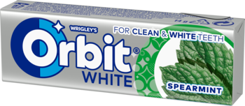 Orbit White Spearmint guma do żucia, srebrne opakowanie z niebieskim logo i zielonymi liśćmi mięty. Widok z góry.