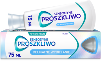 Biała tuba pasty Sensodyne ProSzkliwo Delikatne Wybielanie, częściowo wysunięta z biało-niebieskiego opakowania.