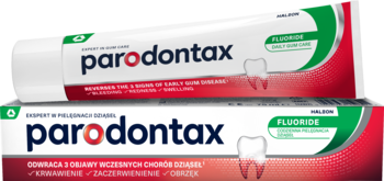 Pasta Parodontax Fluoride do krwawiących dziąseł, tuba i pudełko w bieli, czerwieni i zieleni, widok z przodu.
