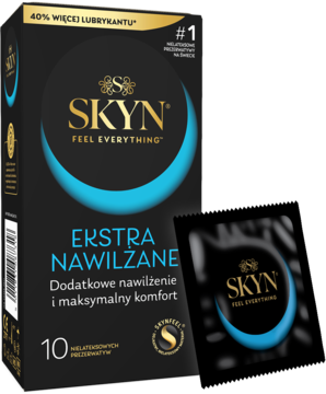 Czarne opakowanie prezerwatyw SKYN Ekstra Nawilżanych (40% więcej lubrykantu) z niebieskim wzorem i folia obok.