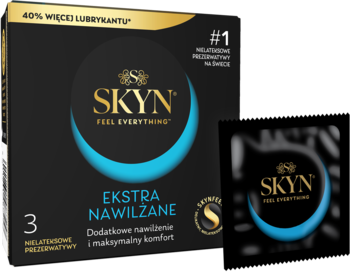 Czarne opakowanie nielateksowych prezerwatyw SKYN Ekstra Nawilżane (3 szt.) i folia, z niebieskimi detalami.
