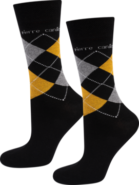 Dwie czarne skarpety Pierre Cardin z szaro-żółtym wzorem argyle. Widok z przodu, logo widoczne.