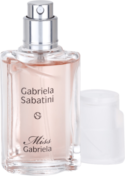 Różowa woda toaletowa Gabriela Sabatini Miss Gabriela w szklanej butelce, srebrny atomizer, nakrętka obok.