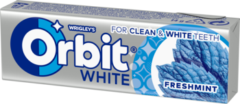 Srebrne opakowanie Orbit White Freshmint, bezcukrowa guma dla czystych i białych zębów, widok pod kątem.
