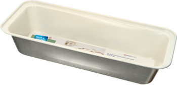 Beżowa podłużna forma do pieczenia ciasta 30x13 cm z etykietą wewnątrz, widok pod kątem.
