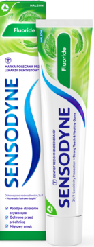 Pasta do zębów Sensodyne Fluoride, biała tubka z zielono-niebieskimi detalami, widok z przodu na tle pudełka.