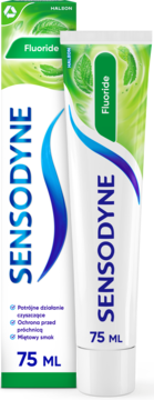 Pasta Sensodyne Fluoride 75ml do wrażliwych zębów, tubka i pudełko z miętą, widok z przodu.