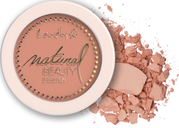 Róż mineralny Lovely Natural Beauty nr 4 w beżowym kompakcie, obok rozsypany puder, widok z góry.