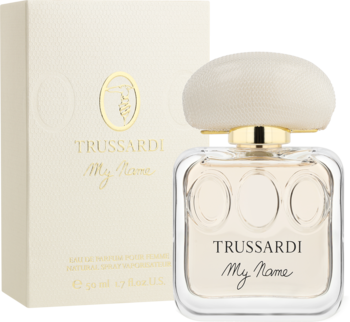 Trussardi My Name EDP, kwiatowo-orientalna woda. Przejrzysta butelka z kremową zakrętką, złote detale obok pudełka, pod kątem.