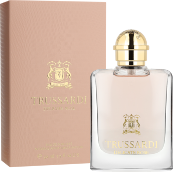 Trussardi Delicate Rose woda toaletowa, jasnoróżowa butelka z złotą nakrętką, obok dopasowane pudełko, widok z przodu.