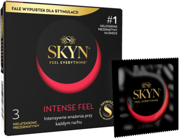 Czarne opakowanie 3 nielateksowych prezerwatyw SKYN Intense Feel z czerwonym łukiem, obok rozmyta jedna sztuka.