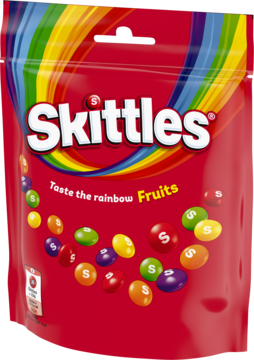 Czerwona, stojąca torebka cukierków Skittles Fruits z tęczą i rozsypanymi, kolorowymi cukierkami z literą "S" na przodzie.
