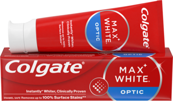 Czerwona tubka pasty Colgate Max White Optic leży na pudełku, widok z góry. Wybielająca pasta do zębów.