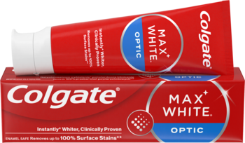 Czerwona tubka pasty Colgate Max White Optic leży na pudełku, widok z góry. Wybielająca pasta do zębów.