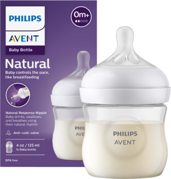 Dwie butelki Philips Avent Natural 125ml, 0m+, z mlekiem i antykolkowym smoczkiem. Opakowanie obok, frontalnie.