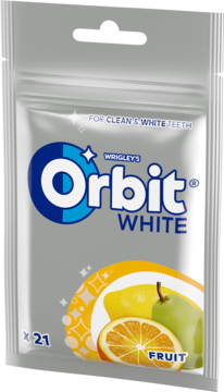 Srebrne opakowanie gum Orbit White Fruit x21, z widocznym logo i owocami: pomarańczą, cytryną i gruszką, widok z przodu.