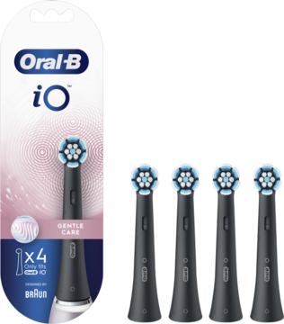 Zestaw Oral-B iO Gentle Care: opakowanie i 4 czarne końcówki szczoteczki z niebieskimi włóknami, widok przodem.