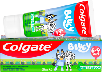 Colgate Bluey miętowa pasta przeciw próchnicy 6-9 lat, tubka oparta o pudełko z postaciami, białe tło.