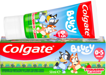 Colgate Bluey First Smiles 0-5 lat, truskawkowa pasta, tubka i pudełko z postaciami Bluey, widok z przodu.