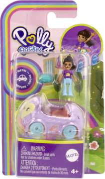 Zestaw Polly Pocket w blistrze: fioletowy kabriolet z niebieskimi kołami i lalka z brązowymi włosami. Widok z przodu.