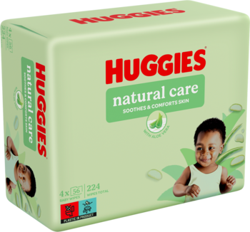 Zielone opakowanie pieluszek Huggies Natural Care z Aloesem, widok pod kątem. Widać logo, niemowlę i napis „natural care”.