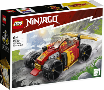 Pudełko LEGO Ninjago 71790: czerwony samochód wyścigowy Kai's Mech Race Car EVO na skalistym torze, widok przód-bok.