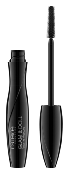 Czarna mascara Catrice Glam & Doll Volume w otwartej tubce, obok aplikator z gęstą szczoteczką dla pogrubionych rzęs.