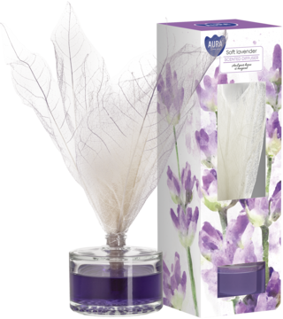 Dyfuzor zapachowy z lawendą w szklanej butelce z fioletowym płynem i delikatnymi piórkami, obok pudełko.