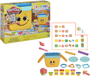 Zestaw Play-Doh Starters z żółtym pojemnikiem, akcesoriami i kartą do nauki wzorów, widok na pudełko i zawartość.