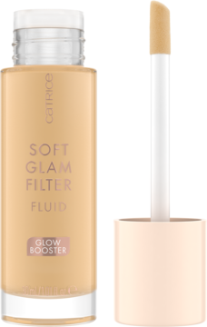 Catrice Soft Glam Filter Fluid 020 Light Medium w beżowej butelce z wyciągniętym aplikatorem, widok z przodu.
