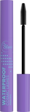 Fioletowa maskara Stars Waterproof Cosmic Lashes z turkusowymi napisami, obok wysunięta czarna szczoteczka.