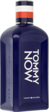 Męska woda toaletowa Tommy Now, granatowa butelka z białym, pionowym napisem, korkiem w paski, widok z przodu.