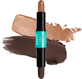 Dwustronny sztyft NYX Wonder Stick do konturowania i rozświetlania na tle swatchy jasnego i ciemnego odcienia.