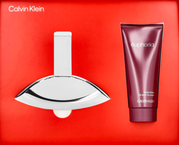Zestaw Calvin Klein Euphoria: srebrna butelka perfum i bordowy balsam na czerwonym tle, widok z przodu.