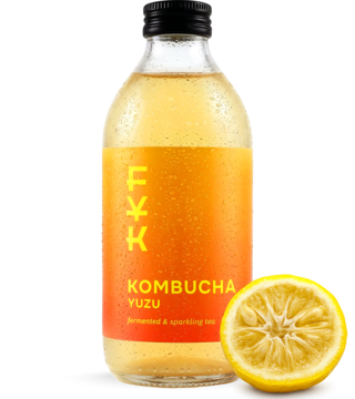 Butelka Forever Young Yuzu Kombucha, fermentowany napój herbaciany, pomarańczowa etykieta, świeży yuzu.