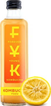 Forever Young Kombucha Yuzu w szklanej butelce z pomarańczową etykietą, obok przekrojony owoc yuzu.
