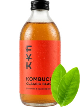Kombucha Classic Black K&T, fermentowana czarna herbata w szklanej butelce, czerwona etykieta, widok z przodu, zielone liście.