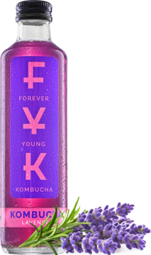 Forever Young Kombucha lawendowa z klitorią, probiotyczna, w fioletowej butelce, obok świeże kwiaty lawendy.