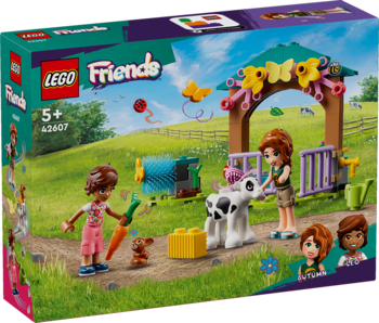 Pudełko LEGO Friends Szopa cielątka Autumn 42607 z minilaleczkami, cielakiem i króliczkiem w zielonym plenerze.