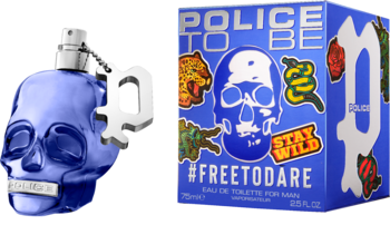 Błękitna woda toaletowa Police To Be #FREETODARE w flakonie-czaszce obok dopasowanego pudełka.