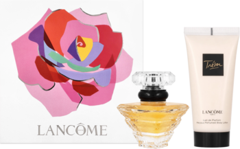 Zestaw Lancôme Trésor: złote perfumy 30ml i beżowy balsam 50ml obok pudełka z kolorową różą na ciemnym tle.
