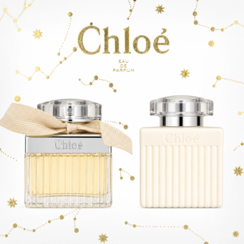 Zestaw Chloe Signature: perfumy w szklanej, ryflowanej butelce z beżową kokardą, balsam, na tle konstelacji.