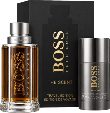 Zestaw Hugo Boss The Scent Travel Edition: bursztynowa woda toaletowa i szary dezodorant z logo na ciemnym tle.