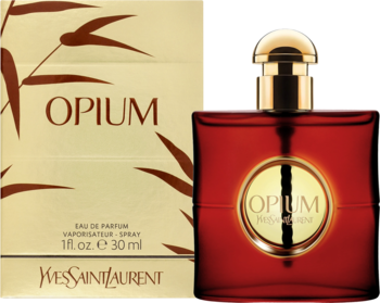 YSL Opium Eau de Parfum w czerwonej butelce obok złoto-brązowego pudełka z liśćmi bambusa, widok z przodu.